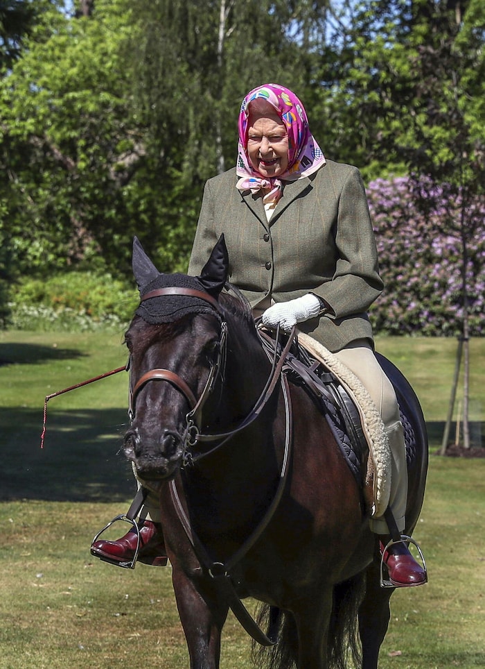 Die Queen beim Ausritt auf ihrem Fellpony „Balmoral Fern“