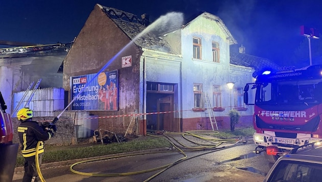 Zu Beginn der Löscharbeiten: Die Fassade lässt nicht darauf schließen, wie weit sich der Brand ...