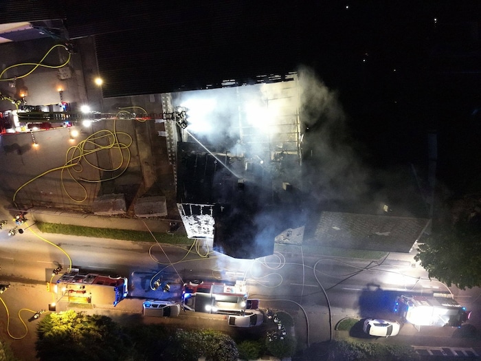 DIe Drohnenperspektive von oben zeigt das Ausmaß des Brandes, der hier bereits unter Kontrolle ...