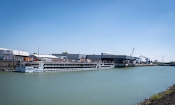 Im Hafenbecken liegt das Reserveschiff eines Donau-Kreuzfahrt-Unternehmens. 25 dieser Schiffe ...