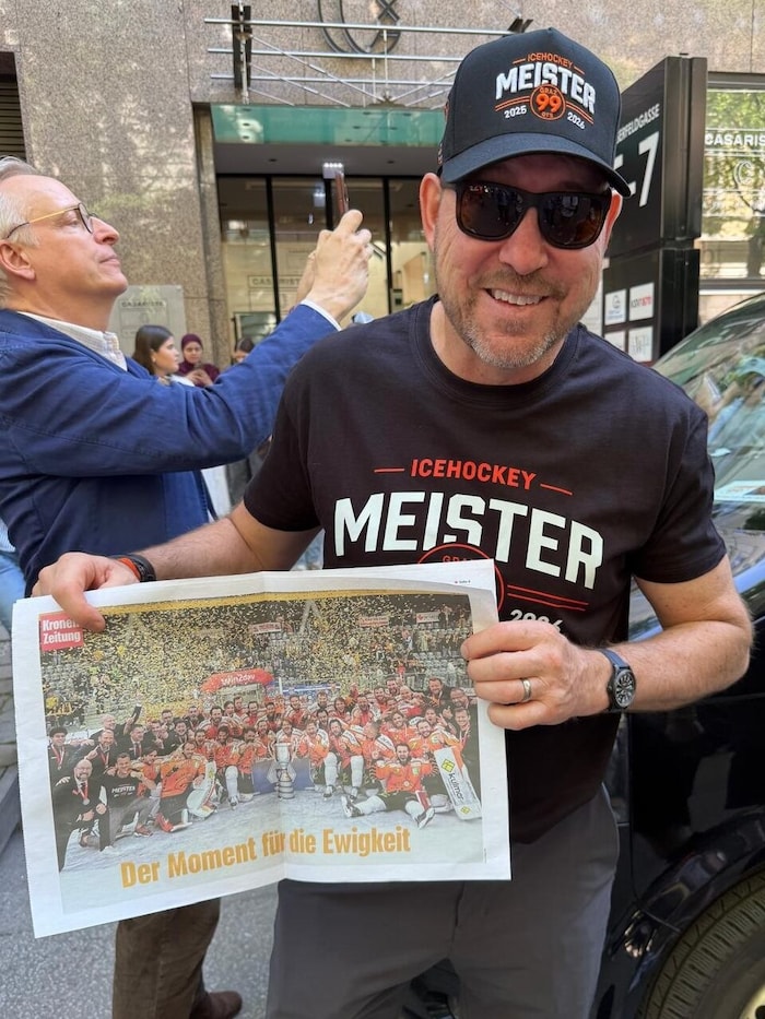 Meistertrainer Dan Lacroix mit der Meisterkrone.