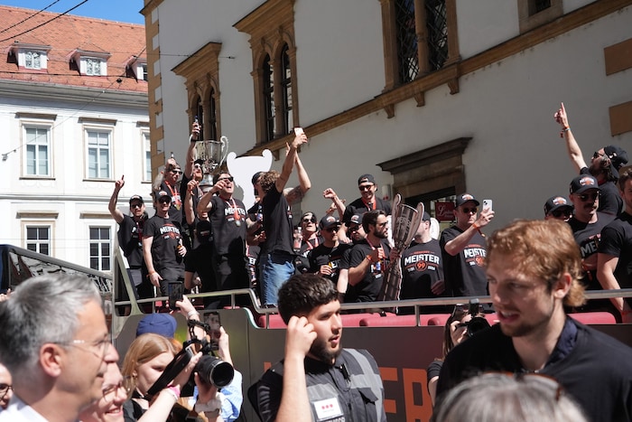 Auf dem Cabrio-Bus steppte der Bär.