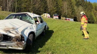 Die Freiwillige Feuerwehr übernahm die Bergung des Fahrzeugs.
