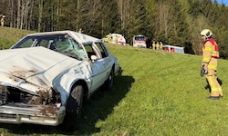 Die Freiwillige Feuerwehr übernahm die Bergung des Fahrzeugs.