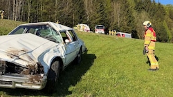 Die Freiwillige Feuerwehr übernahm die Bergung des Fahrzeugs.