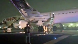 Passagiere filmten die hektische Evakuierung ihres Fluges. Mehrere Menschen wurden unbestimmten ...