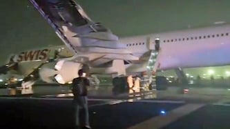 Passagiere filmten die hektische Evakuierung ihres Fluges. Mehrere Menschen wurden unbestimmten ...