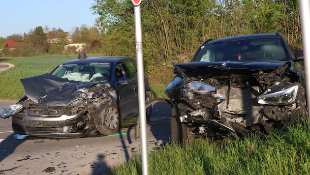 Bei diesem Unfall wurden zwei Menschen schwer verletzt, bei dem zweiten war einer der Lenker ...
