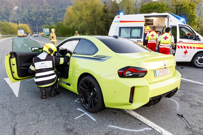 Beide Unfallfahrzeuge wurden schwer beschädigt.