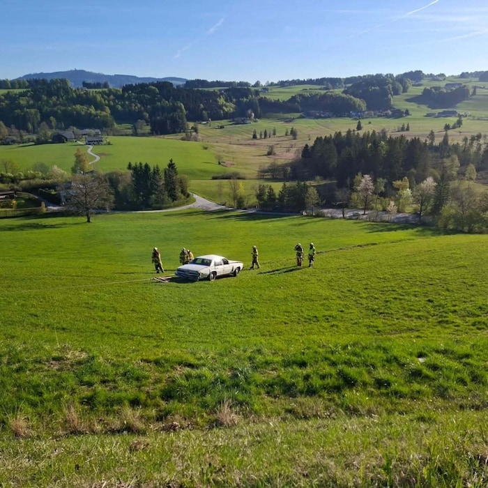 Die Freiwillige Feuerwehr übernahm die Bergung des Fahrzeugs.
