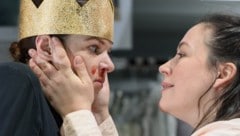 Lorena Emmi Mayer als Theaterleiter und Angela Waidmann als Frau John