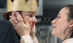 Lorena Emmi Mayer als Theaterleiter und Angela Waidmann als Frau John