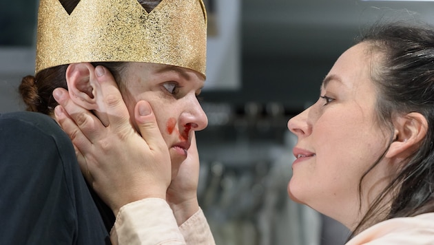 Lorena Emmi Mayer als Theaterleiter und Angela Waidmann als Frau John