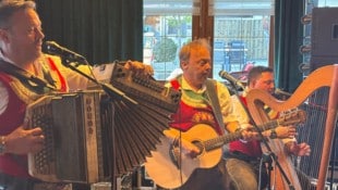 Die „Ursprung Buam“ Andreas und Martin Brugger sowie Manfred Höllwarth (von links) sorgten mit ...