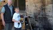 Opa Karl (68) mit Enkel Leo (11) und dem Hochdruckreiniger an der Brandstelle.