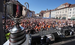 Der Hauptplatz in Graz war in Orange getaucht.