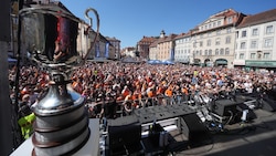 Der Hauptplatz in Graz war in Orange getaucht.