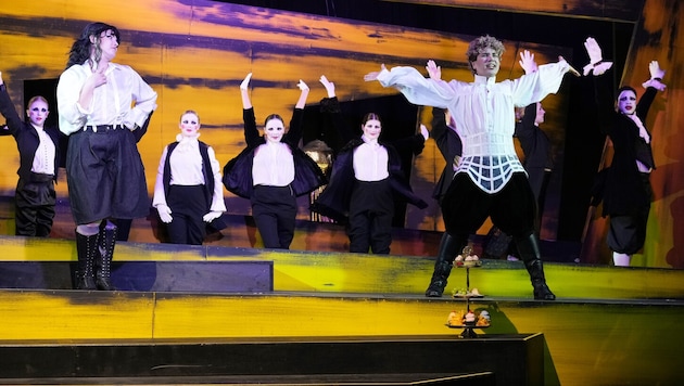 Sängerinnen und Sänger des Opernstudios in „Heute Nacht Fräulein“