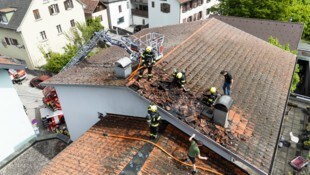 Die Einsatzkräfte waren mit der Drehleiter aufs Dach gekommen.