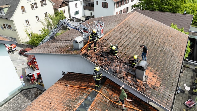 Die Einsatzkräfte waren mit der Drehleiter aufs Dach gekommen.