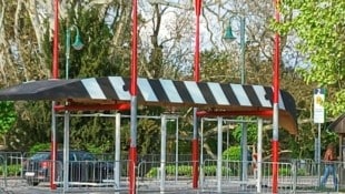 Das „Ding“ ist an senkrechten Rudern befestigt – das Boot sorgt für Diskussionen: Wer die ...