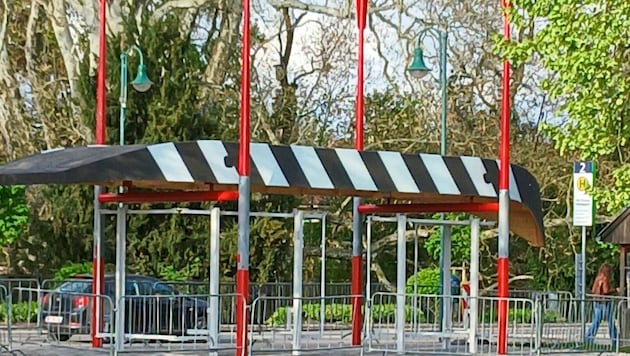 Das „Ding“ ist an senkrechten Rudern befestigt – das Boot sorgt für Diskussionen: Wer die ...