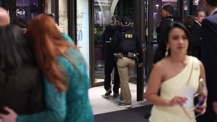 Panische Szenen: Die Gäste bringen sich in Sicherheit.