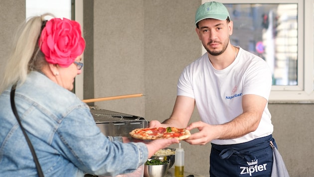 Gara verteilte Pizzen an Menschen, denen es finanziell nicht so gut geht – ein Dankeschön.