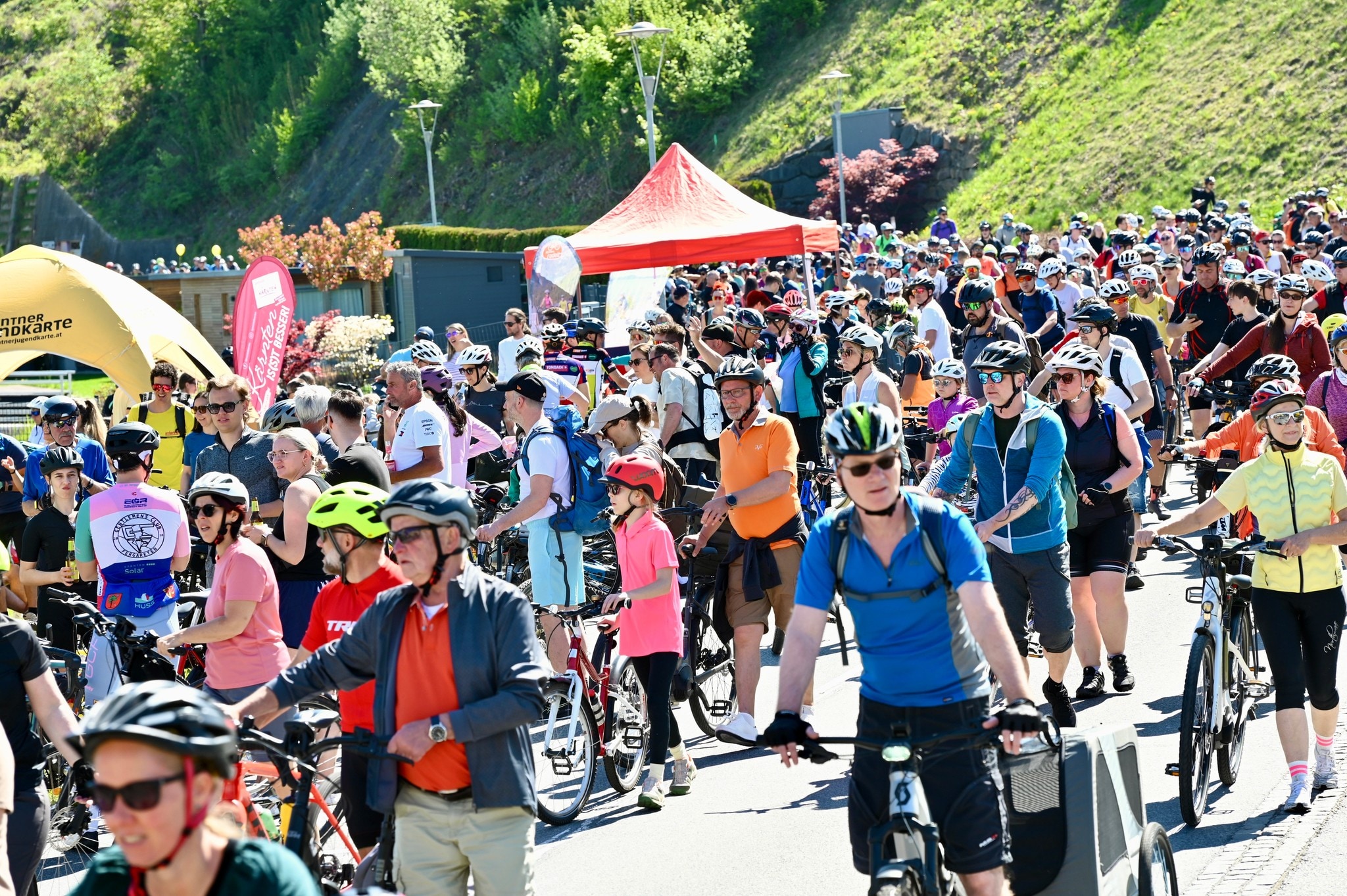In Velden fuhren zum Teil so viele Radler ein, dass sie sogar von ihren Fahrrädern steigen ...