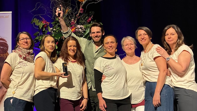 Beim Hebammenkongress in Eisenstadt bekamen die Geburtshelferinnen „Die Hüterin“ überreicht.