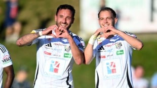 Markus Pink (li.) schickte nach seinem Goldtor mit Gattermayer Herzen auf die Tribüne.
