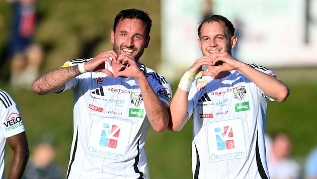Markus Pink (li.) schickte nach seinem Goldtor mit Gattermayer Herzen auf die Tribüne.