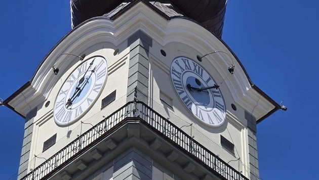 Die Ost-, Süd-, und West-Seite des Klagenfurter Stadtpfarrturms zeigt stets 8.08 bzw. 20.08 Uhr ...