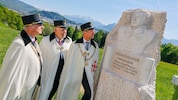 Die Männer des Radetzkyordens um Helmut Naderer (re.) vor dem Marmor-Feldmarschall