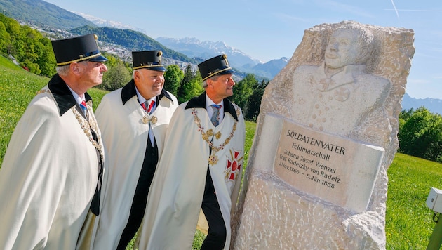 Die Männer des Radetzkyordens um Helmut Naderer (re.) vor dem Marmor-Feldmarschall