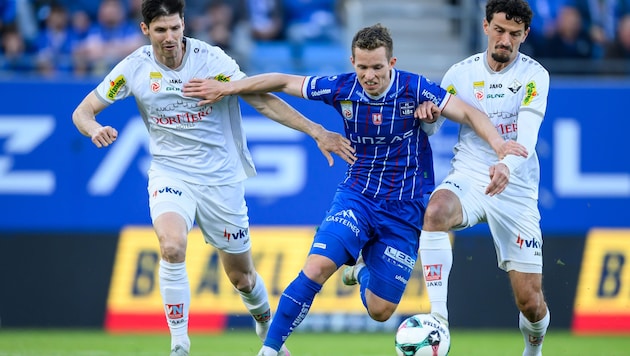 In den letzten Runden müssen die Altacher (im Bild Benedikt Zech und Vesel Demaku) wieder ...