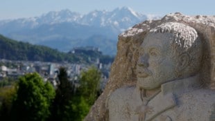 Die Statue thront über der Stadt Salzburg. 
