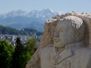 Die Statue thront über der Stadt Salzburg. 