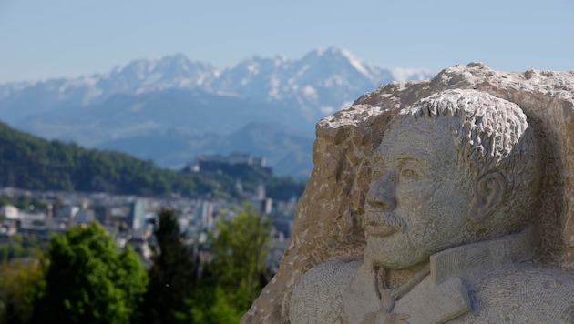 Die Statue thront über der Stadt Salzburg.