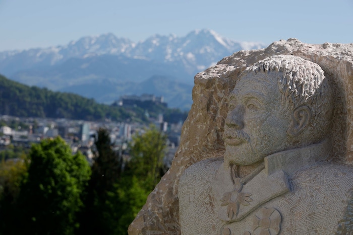 Die Statue aus Untersberger Marmor steht beim beliebten Aufslugsziel in Maria Plain.