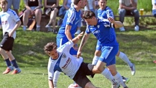 Kapitän Lukas Rabitsch (re.) und Bodensdorf setzen sich knapp gegen Luka Zemva (li.) und ...