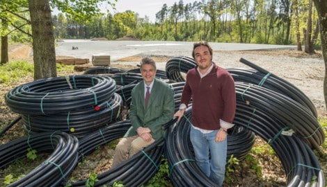 Auf diesem Areal sollte schon längst gebohrt werden, sagen Alexander Kottulinsky (li.) und Peter ...