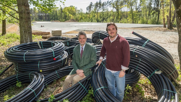 Auf diesem Areal sollte schon längst gebohrt werden, sagen Alexander Kottulinsky (li.) und Peter ...
