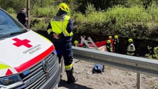 Der Motorradfahrer stürzte über die Leitschiene in die Tiefe. 