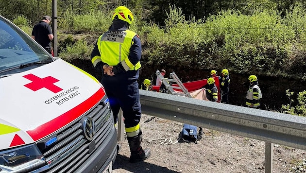 Der Motorradfahrer stürzte über die Leitschiene in die Tiefe.