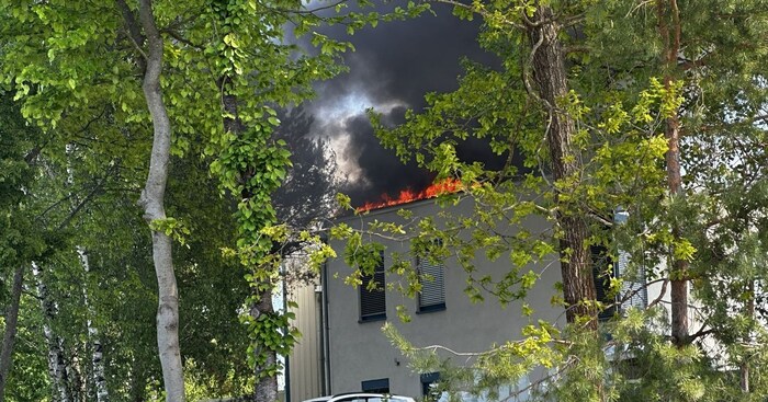 Die Flammen loderten am Firmendach.