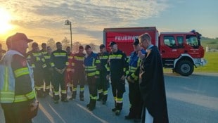 Abt Philipp Helm bat vor dem Einsatzbeginn um Gottes Segen für die Feuerwehrleute.
