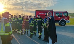 Abt Philipp Helm bat vor dem Einsatzbeginn um Gottes Segen für die Feuerwehrleute.