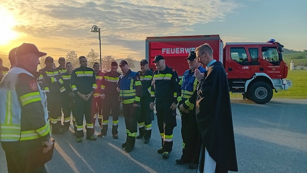 Abt Philipp Helm bat vor dem Einsatzbeginn um Gottes Segen für die Feuerwehrleute.