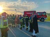 Abt Philipp Helm bat vor dem Einsatzbeginn um Gottes Segen für die Feuerwehrleute.